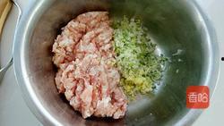 头条香菇包子馅的做法,鲜美多汁，一口咬下满口香