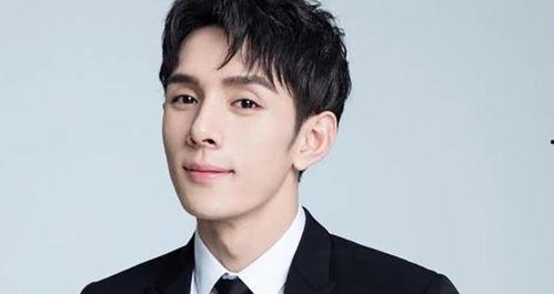 嘴角向下男网红明星