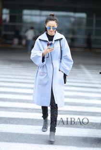 明星蓝色大衣,明星蓝色大衣演绎优雅风范