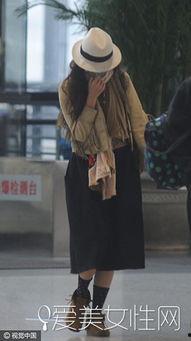 明星戴黑色草帽,时尚与个性的完美融合
