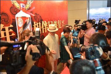 明星学者参加的活动,探讨前沿学术动态